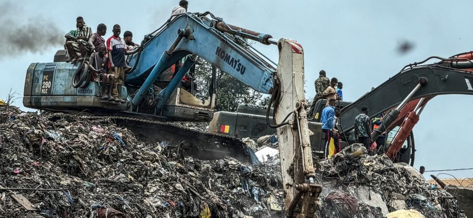 photos:-towering-landfill-collapse-kills-30-in-guinea’s-capital,-conakry