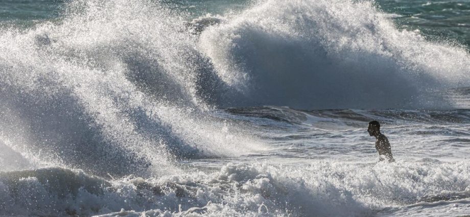 california’s-coast-under-siege:-a-winter-of-flooding,-big-waves-and-erosion-in-the-forecast