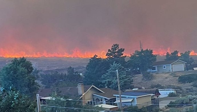 tens-of-thousands-evacuated-as-hawk-wildfire-nears-western-us-city-of-reno