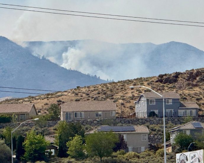 thousands-forced-to-evacuate-parts-of-reno,-nevada,-as-new-wildfire-rages