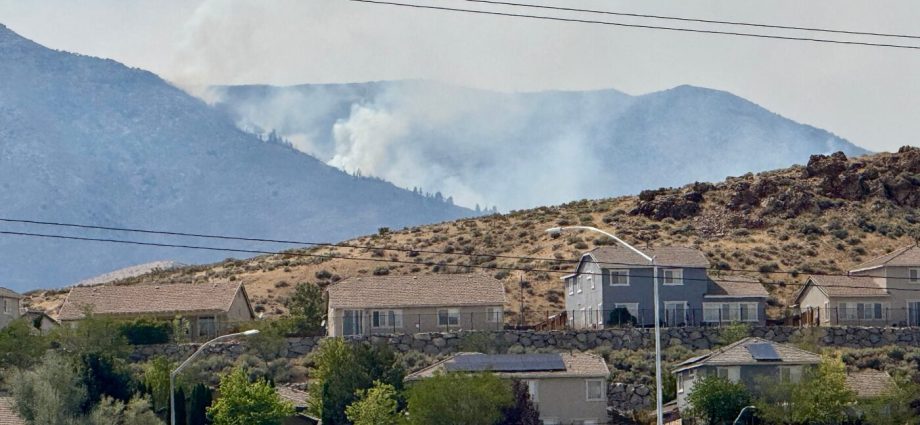 thousands-forced-to-evacuate-parts-of-reno,-nevada,-as-new-wildfire-rages