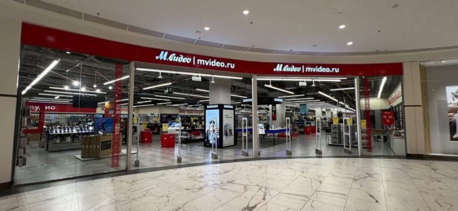 russia’s-biggest-electronics-chain-delays-seller-payments-as-it-expands-online