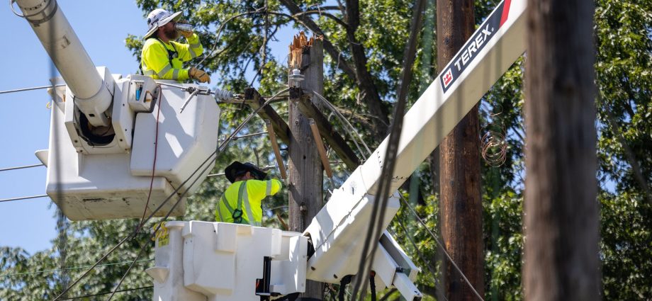 as-power-restoration-deadlines-loom,-thousands-are-still-without-power-in-indiana