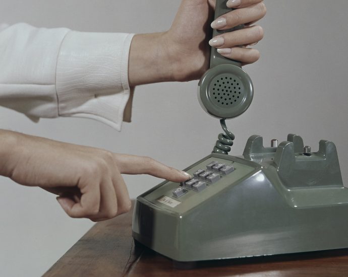 reverting-to-a-past-era?-nonsense-ai-story-ideas-prompt-news-editor-to-create-a-phone-only-pitching-rule