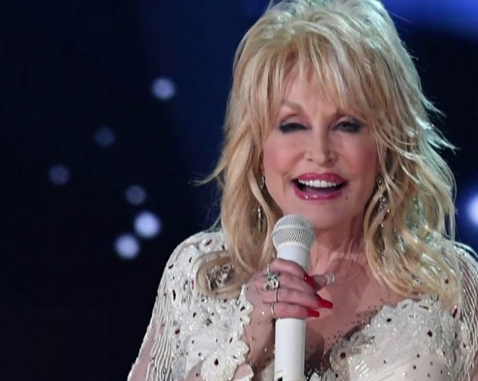 fans-and-fellow-artists-post-tributes-to-dolly-parton