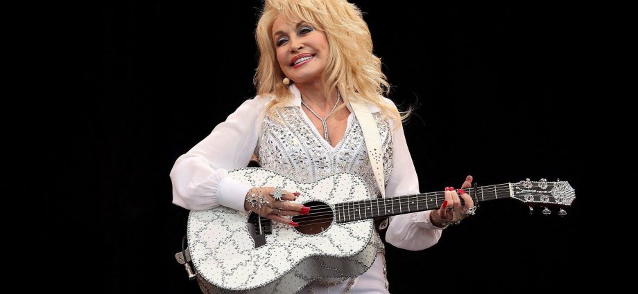 who-was-the-‘queen-of-country’-dolly-parton?