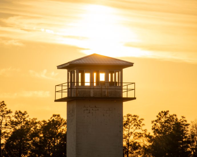 ‘unbearable’-heat-in-uncooled-alabama-prisons