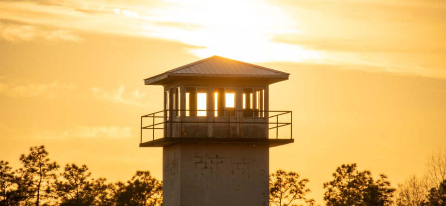 ‘unbearable’-heat-in-uncooled-alabama-prisons