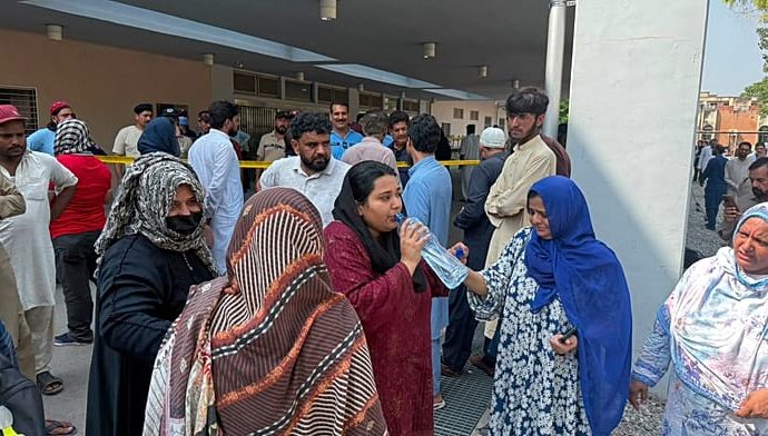 fire-kills-14-newborns-at-major-hospital-in-pakistan,-officials-say