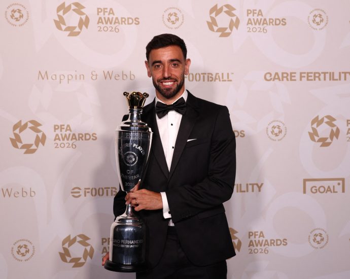 man-united’s-fernandes,-city’s-shaw-named-pfa-players-of-the-year