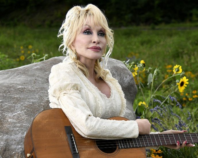 dolly-parton-died-after-‘brief-battle-with-cancer,’-her-team-says