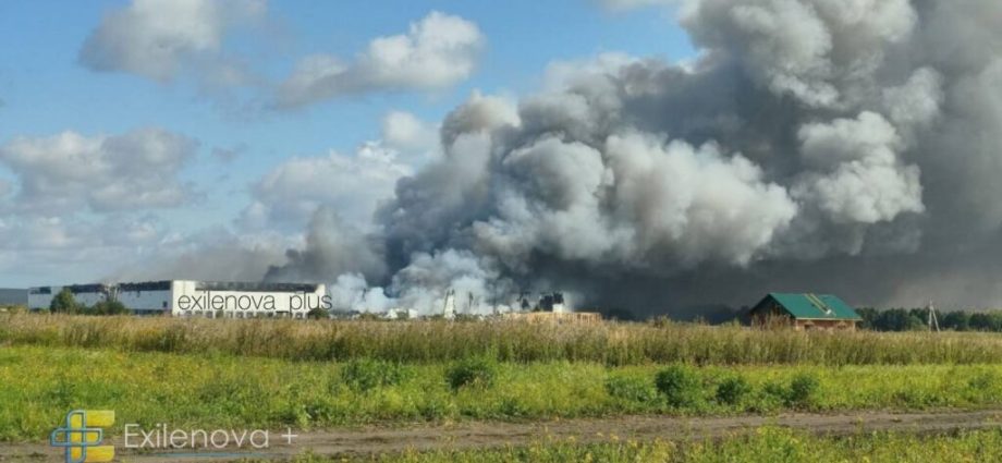 a-warehouse-built-to-hold-up-to-54-million-items-burned-down-in-tambov-oblast,-russia