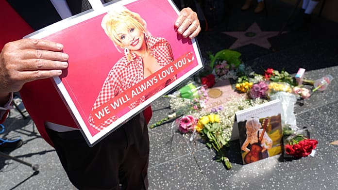 flowers-and-memories:-fans-pay-tribute-to-dolly-parton