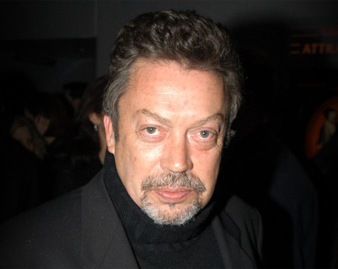 tim-curry,-‘rocky-horror’-legend-and-queer-cultural-icon,-dies-at-80