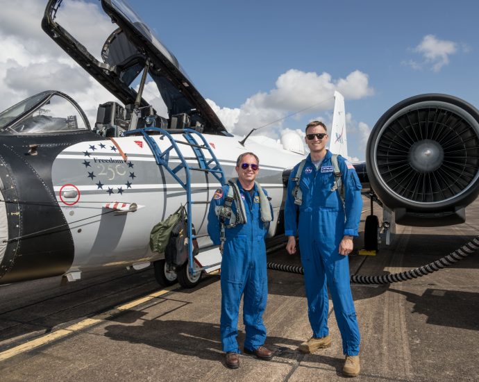 nasa-johnson-pilots-chase-moon’s-shadow-for-eclipse-science