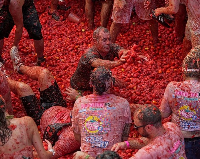 la-tomatina-2026:-thousands-turn-spanish-town-red-in-annual-tomato-fight