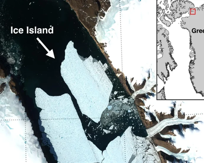 manhattan-sized-ice-island-breaks-off-greenland’s-petermann-glacier