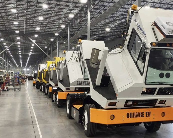 apm-terminals-elizabeth-orders-96-electric-terminal-tractors-from-orange-ev