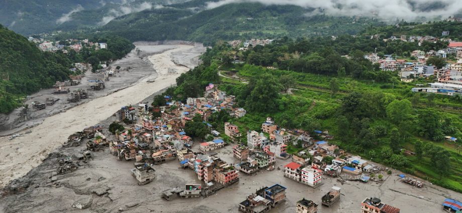photos:-a-deadly-flood-tears-through-nepal-and-tibet
