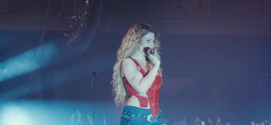 slayyyter-proves-she’s-the-future-of-pop-at-sold-out-shrine-los-angeles-show:-review
