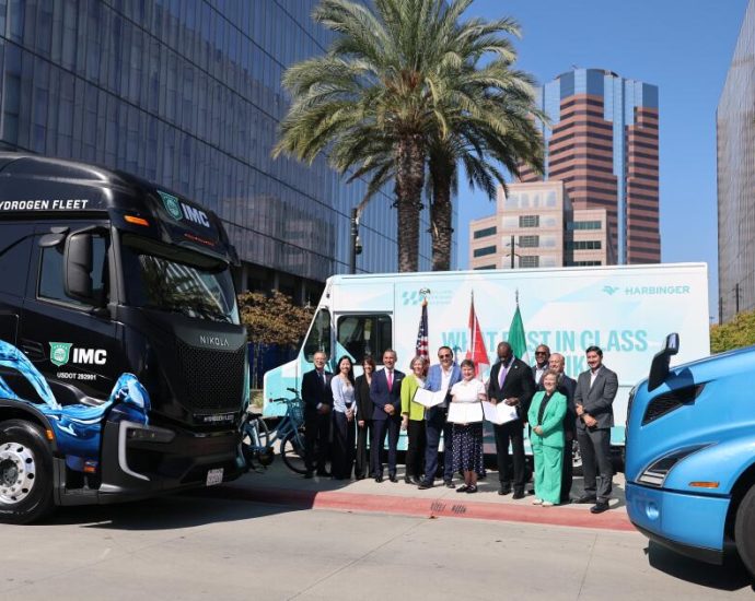 electric-heavy-duty-trucks-will-be-able-to-run-from-baja-to-canada,-west-coast-leaders-pledge
