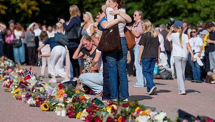 hundreds-gather-in-oslo-to-support-norway’s-king-harald-v