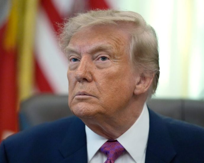 The Traitor signs order renaming Lake Ontario as ‘Lake America’ in the United States
