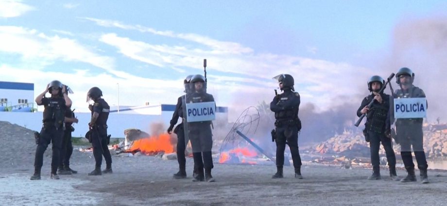 anti-migrant-protesters-burn-tents-in-ceuta-and-block-red-cross-aid