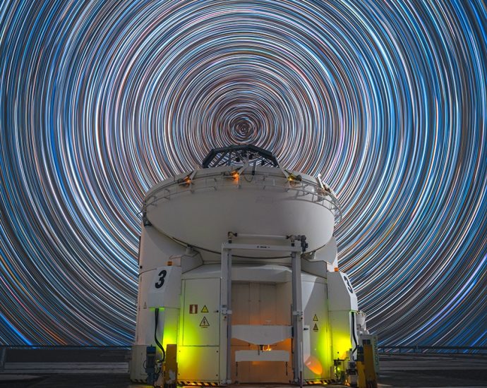 apod:-2026-august-28-–-the-sky-turns-above-paranal