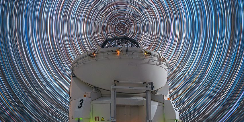 apod:-2026-august-28-–-the-sky-turns-above-paranal