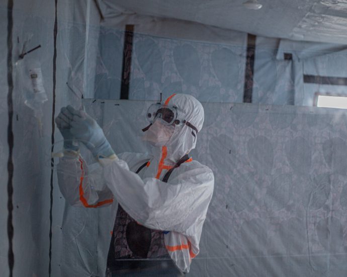 drc-begins-vaccinating-front-line-healthcare-workers-against-ebola