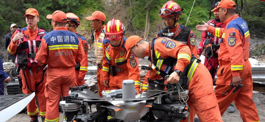 nepal’s-mudslide-wiped-out-areas-of-eastern-china,-army-helps-search