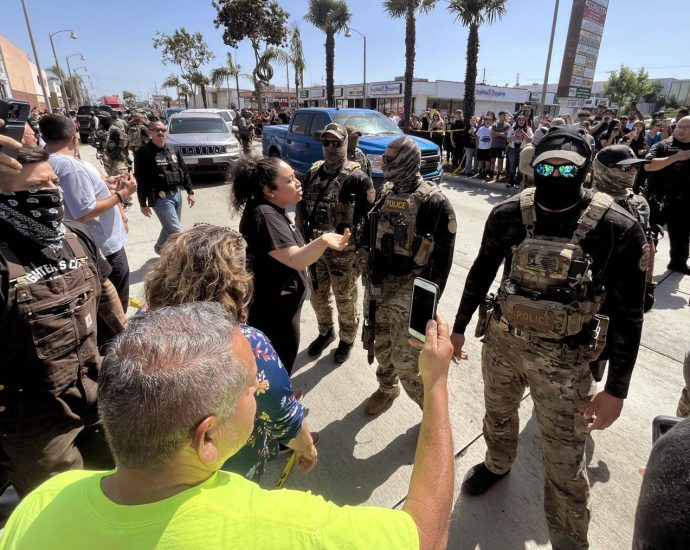 california-lawmakers-push-bill-to-ban-shock-gloves-for-federal-agents