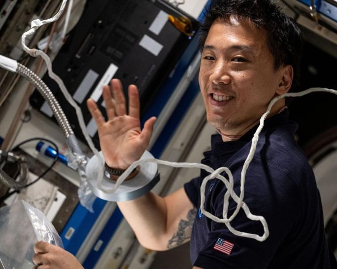 Astronaut Jonny Kim leaves NASA, will return to active military duty