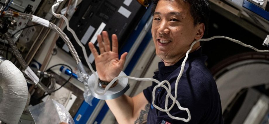Astronaut Jonny Kim leaves NASA, will return to active military duty