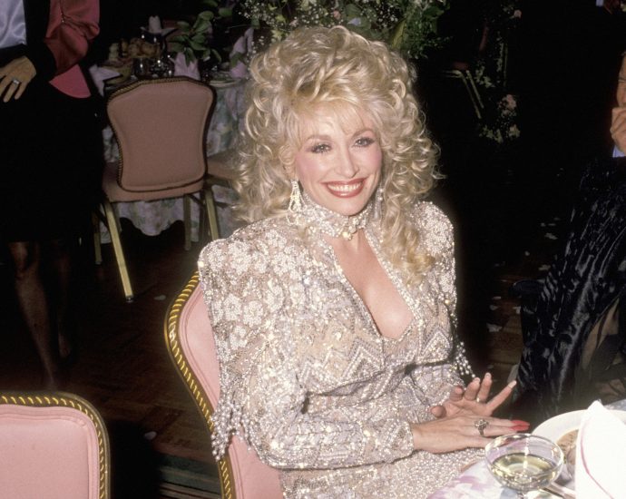 there-are-so-many-conspiracy-theories-about-dolly-parton-and-vaccines