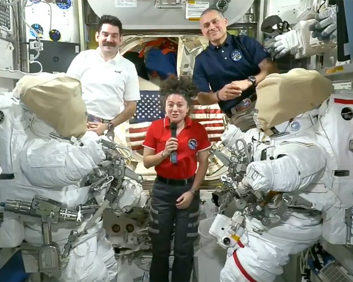 us.-president-speaks-to-expedition-75-crew-after-awarding-artemis-ii-crew