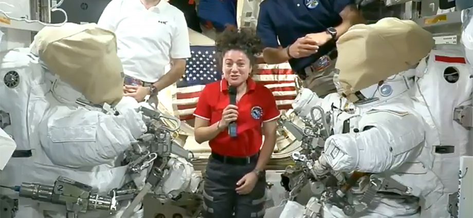 us.-president-speaks-to-expedition-75-crew-after-awarding-artemis-ii-crew