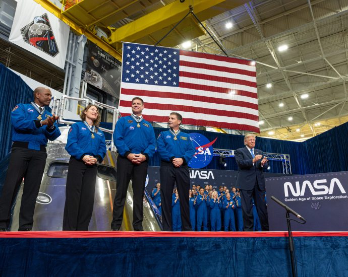 nasa’s-artemis-ii-crew-receives-congressional-space-medal-of-honor