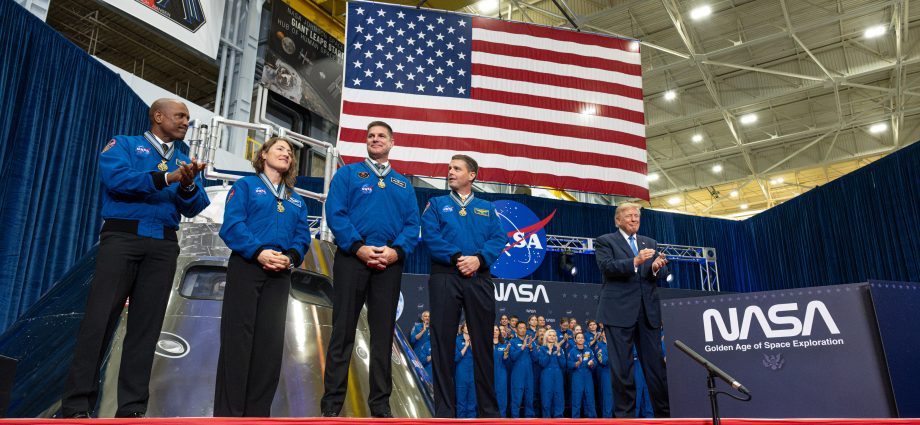nasa’s-artemis-ii-crew-receives-congressional-space-medal-of-honor