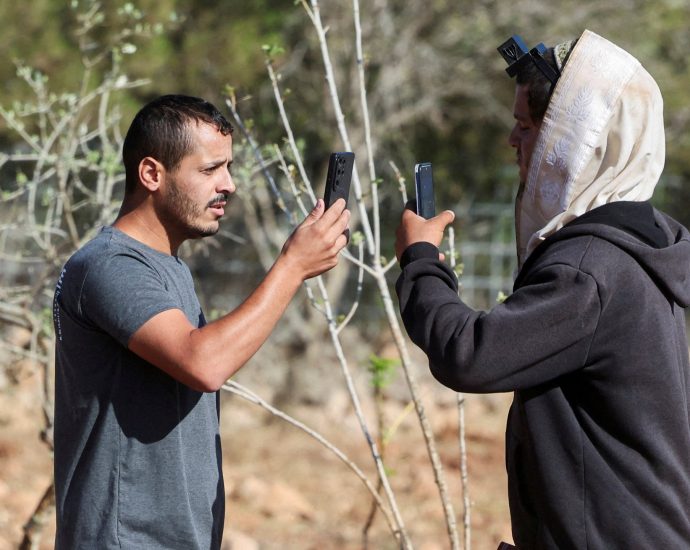 israeli-settlers-surround-palestinian-home-in-occupied-west-bank’s-qusra