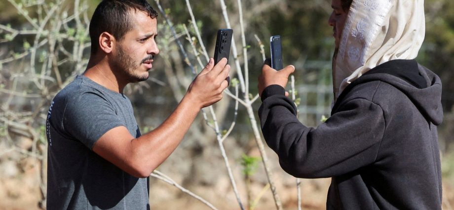 israeli-settlers-surround-palestinian-home-in-occupied-west-bank’s-qusra
