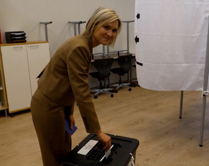 iceland-votes-in-a-tight-race-on-whether-to-resume-talks-to-join-the-eu