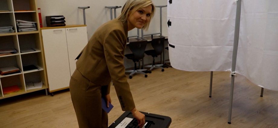 iceland-votes-in-a-tight-race-on-whether-to-resume-talks-to-join-the-eu