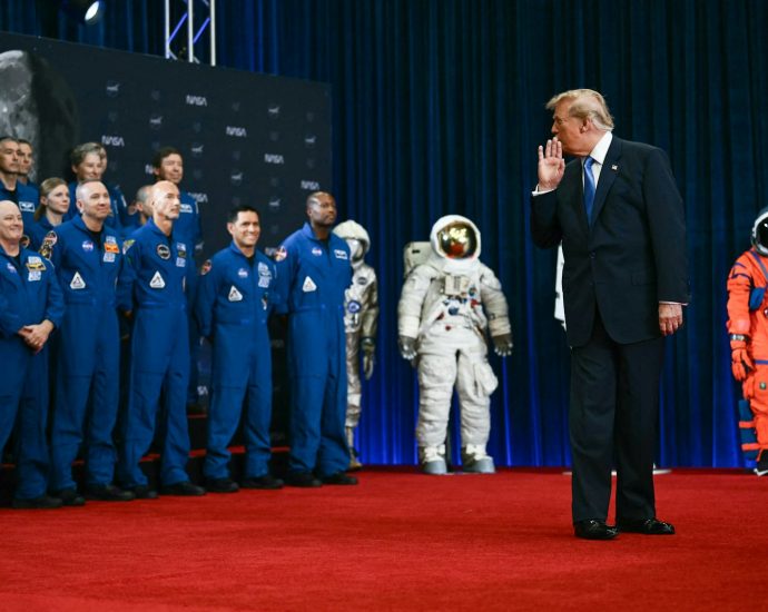 the-traitor-totally-bombs-his-speech-in-front-of-artemis-ii-astronauts