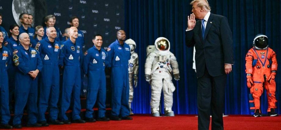 the-traitor-totally-bombs-his-speech-in-front-of-artemis-ii-astronauts
