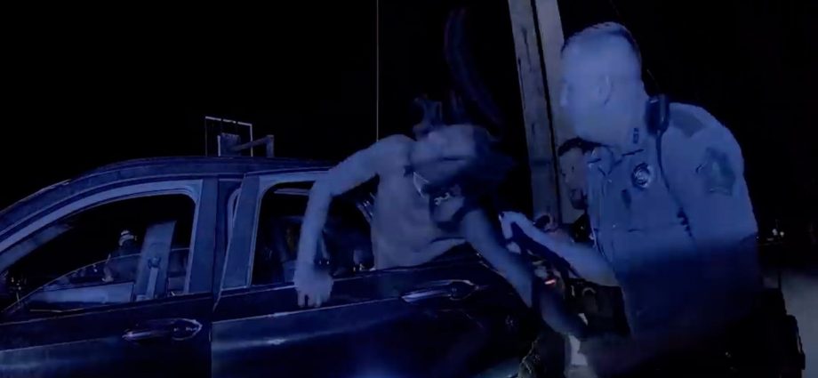 us-police-officer-pulls-hair,-throws-punches-during-arrest-in-arkansas
