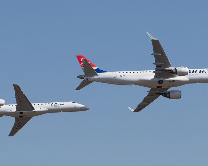 within-50-feet:-2-airlink-e-jets-only-just-clear-cape-town-stadium-in-viral-flyover