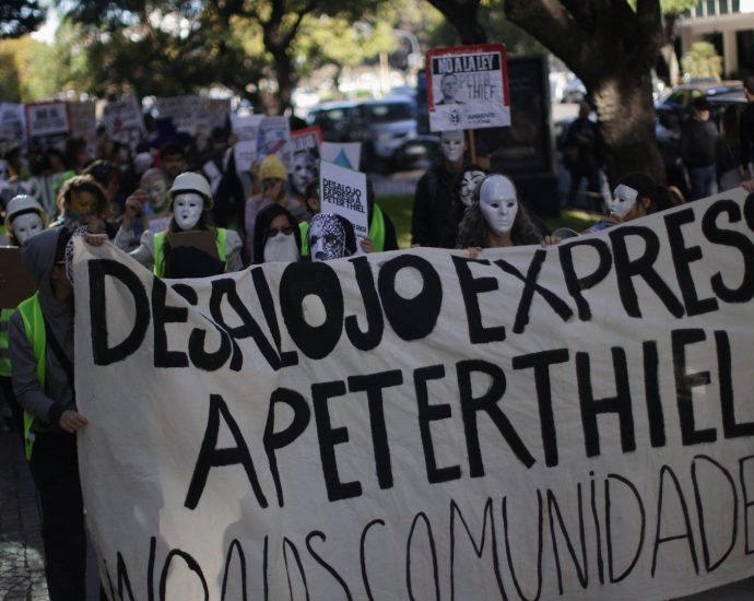 protesters-in-argentina-urge-tech-billionaire-peter-thiel-to-leave