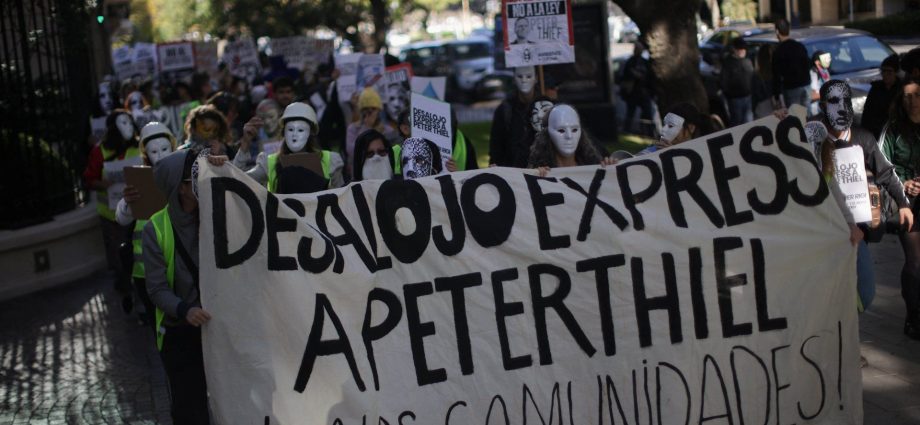 protesters-in-argentina-urge-tech-billionaire-peter-thiel-to-leave